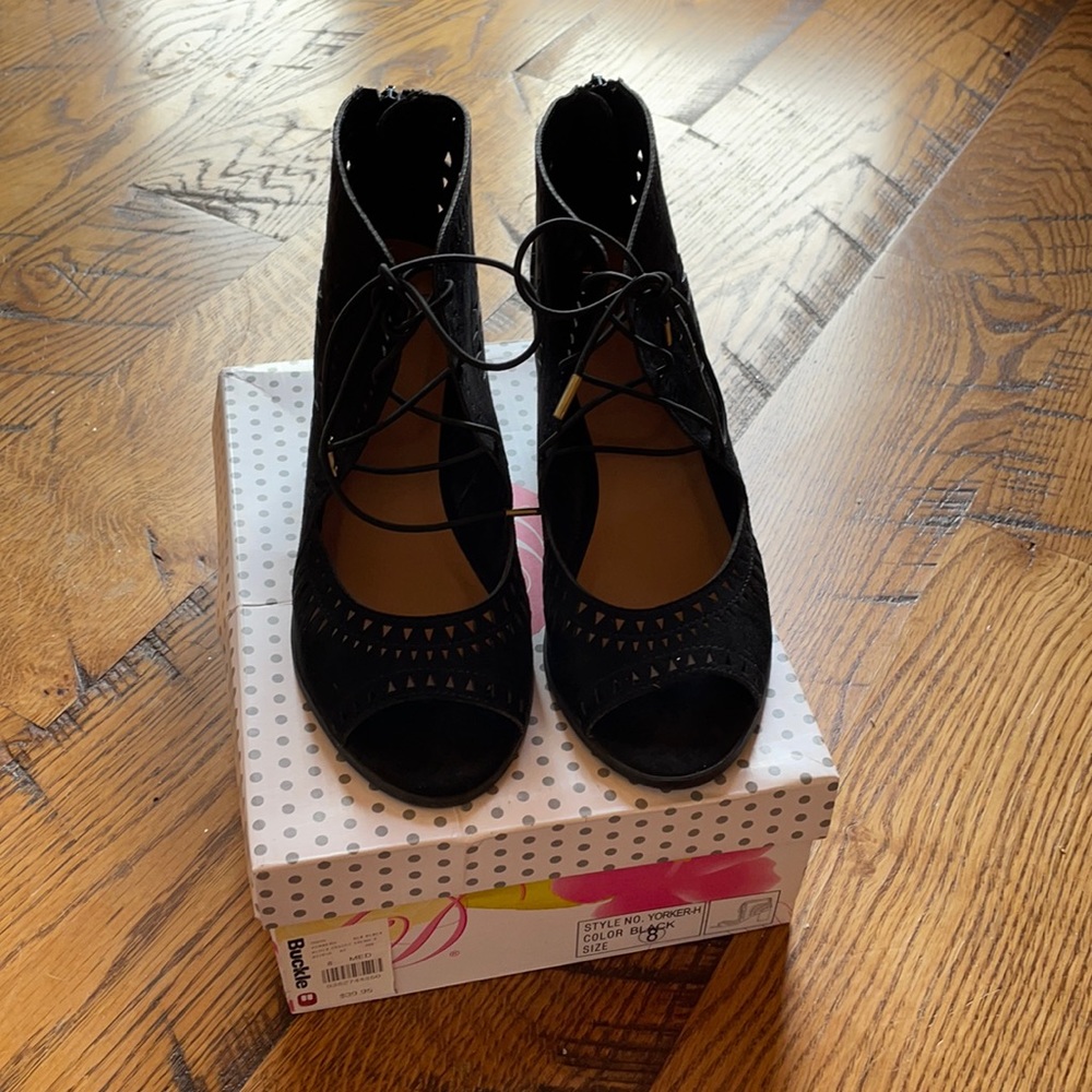 Cute open toe cutout 3” heel size 8